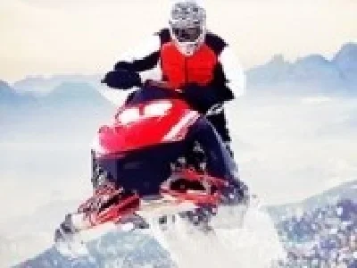 curse pe zapada cu snowmobile