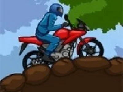 motociclisti in curse prin padure